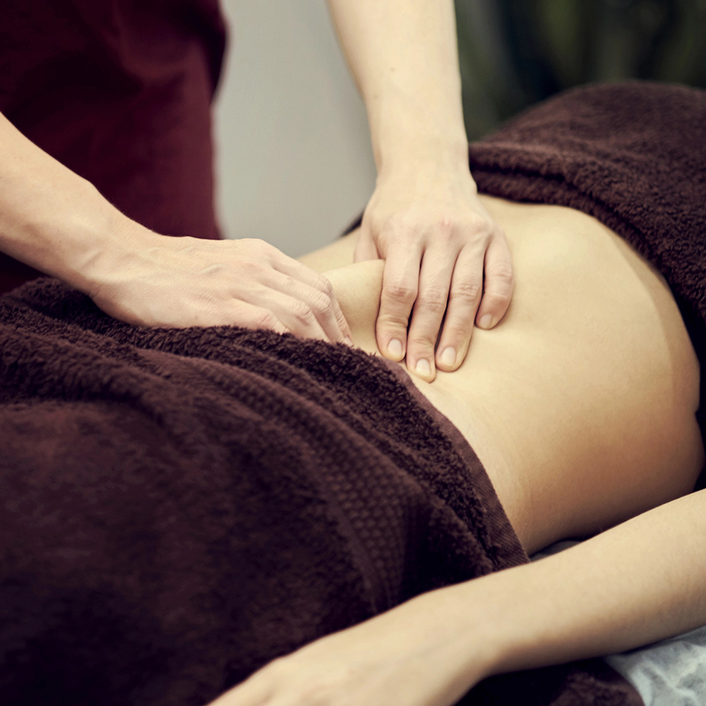 fisioterapeuta-procedimiento-zona-abdominal